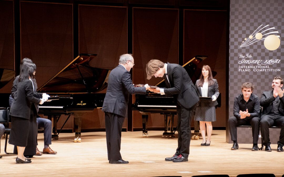 1er Premio en el 5th Shigueru Kawai International Pinao Competition en Tokio