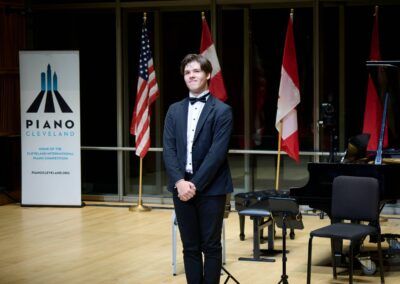 Guillermo Hernández Barrocal saludando en el escenario de Piano Cleveland