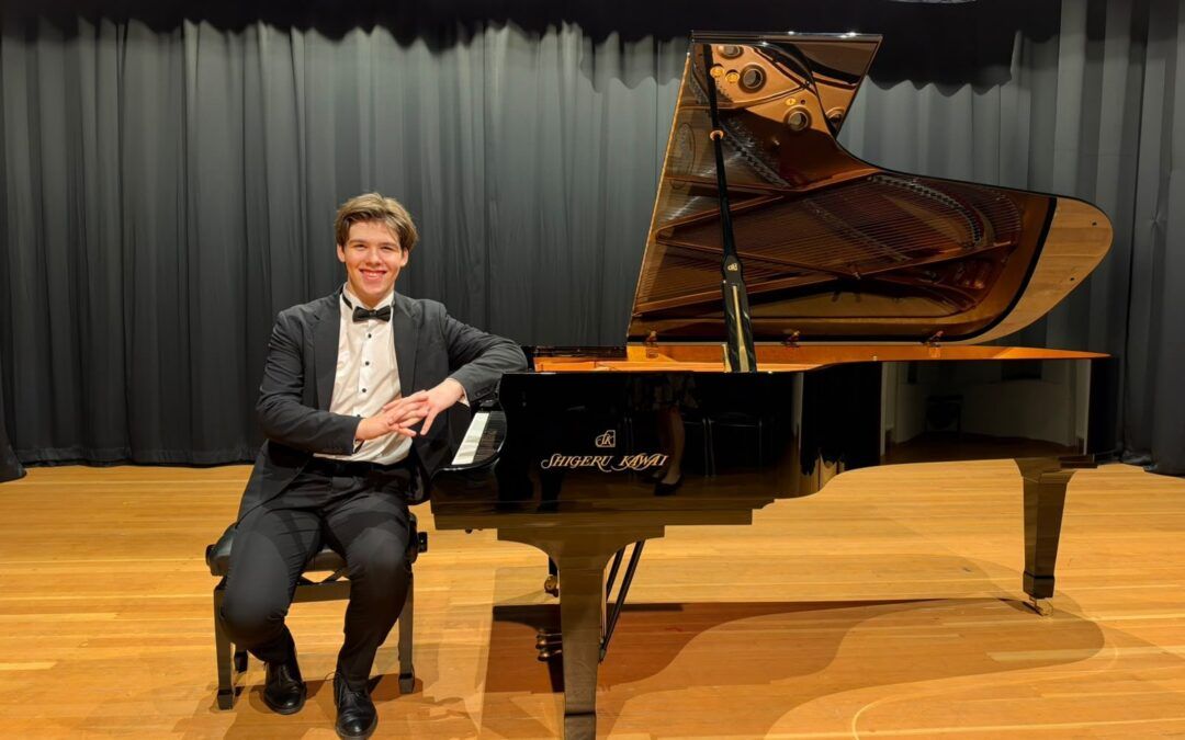 Guillermo Hernández Barrocal junto al piano Shigeru Kawai SK-7 en la Musikschule Krefeld, octubre de 2026