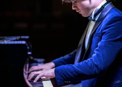 Guillermo Hernández Barrocal tocando el piano