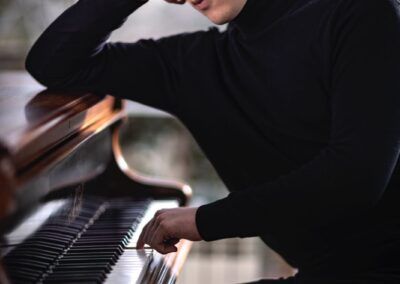 Guillermo Hernández Barrocal junto al piano