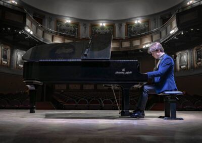 Guillermo Hernández Barrocal en el escenario del Teatro Calderón de Valladolid
